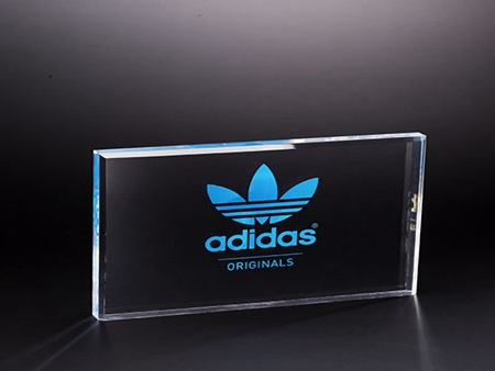 如何通過肉眼觀察判斷亞克力展架的質(zhì)量呢？